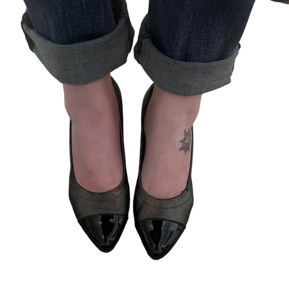 Stuart Weitzman gray and black leather cap toe pumps - Picture 6 of 11